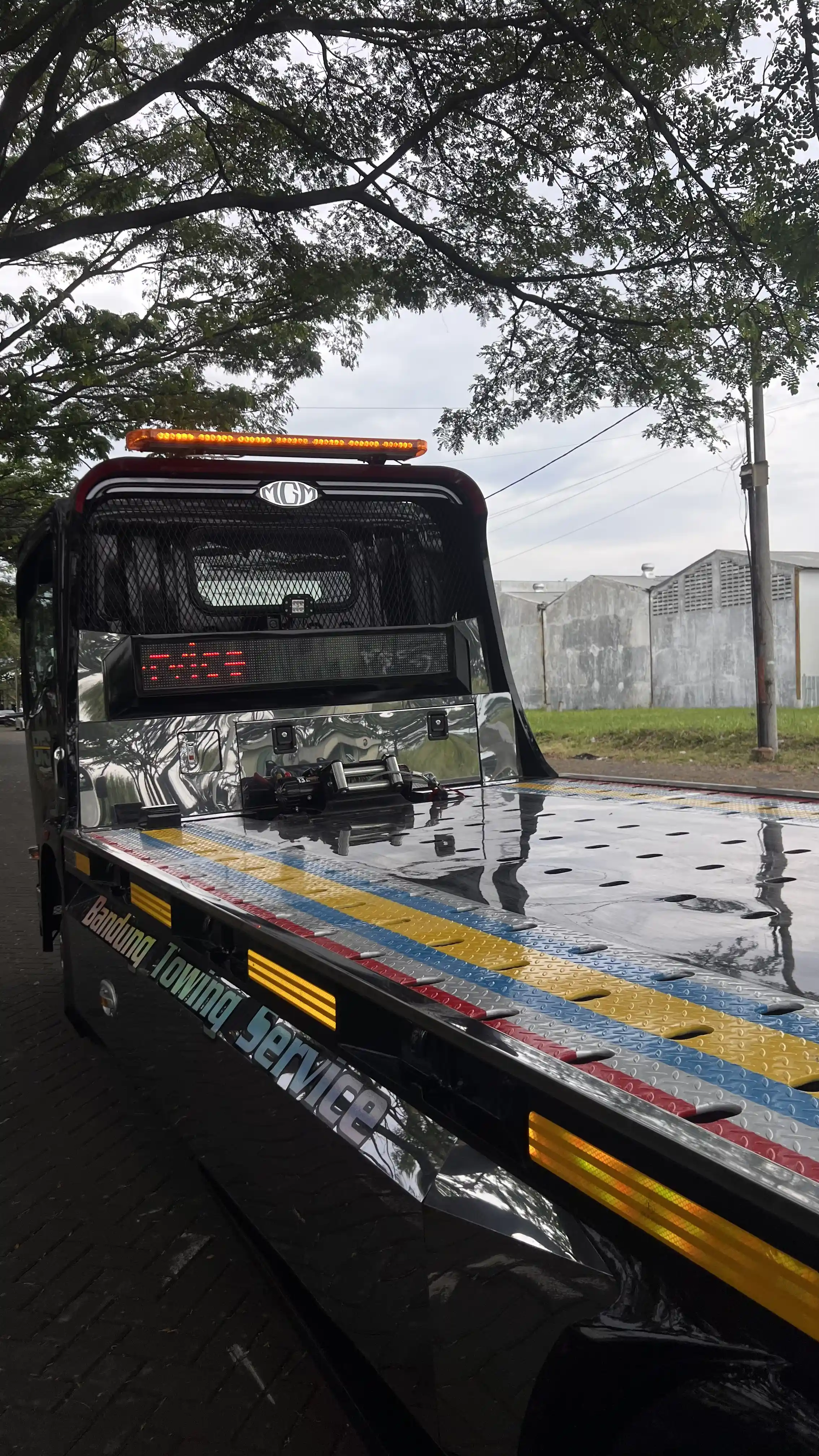 Proses pengangkutan kendaraan dengan flatbed